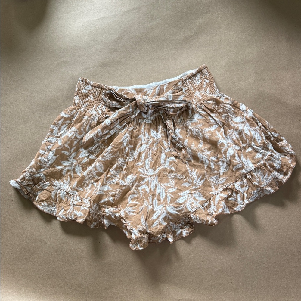 TALULAH Tan & White Floral Tie-Front Smocked Shorts